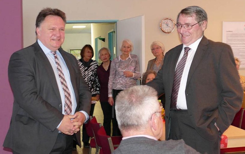 weihnachtsfeier _ickf_2019 Spendenübergabe an OB durch Rolf Ehlers